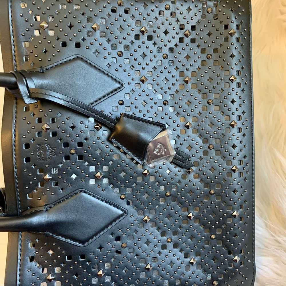Perforated Milla Large Size - Picture 5 of 12